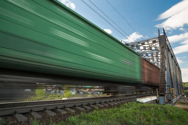 Yük treni hareket halinde. — Stok fotoğraf